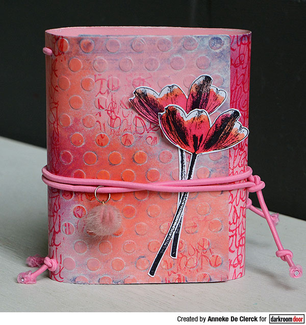 darkroom_door's tweet photo. Anneke De Clerck shares a beautiful wrapped journal tutorial on our blog using the @EileenHull Wrapped Journal Die and decorated with the Large Dots Stencil, Full Bloom Stamps, texture paste and paints!
See the full tutorial here: 
https://t.co/TPvpmeToJo https://t.co/oWpsu73Xaf