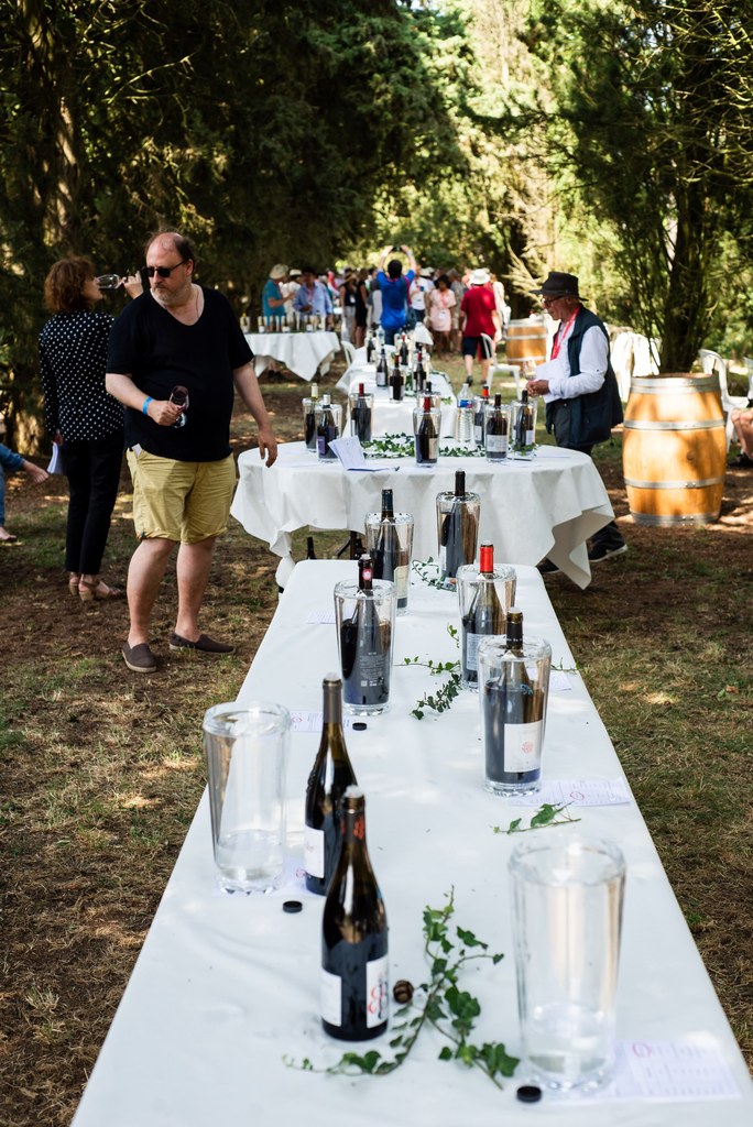 PauleeAnjou's tweet photo. 🇫🇷 Quel format pour 2020? Afin de respecter les contraintes sanitaires, le collectif de la Paulée a opté pour une édition rassemblant uniquement vigneronnes et vignerons. Le 11 octobre, ils fêteront ensemble la fin des vendanges et l'union des vignobles de l'Anjou historique. https://t.co/CbvY4Z07ET