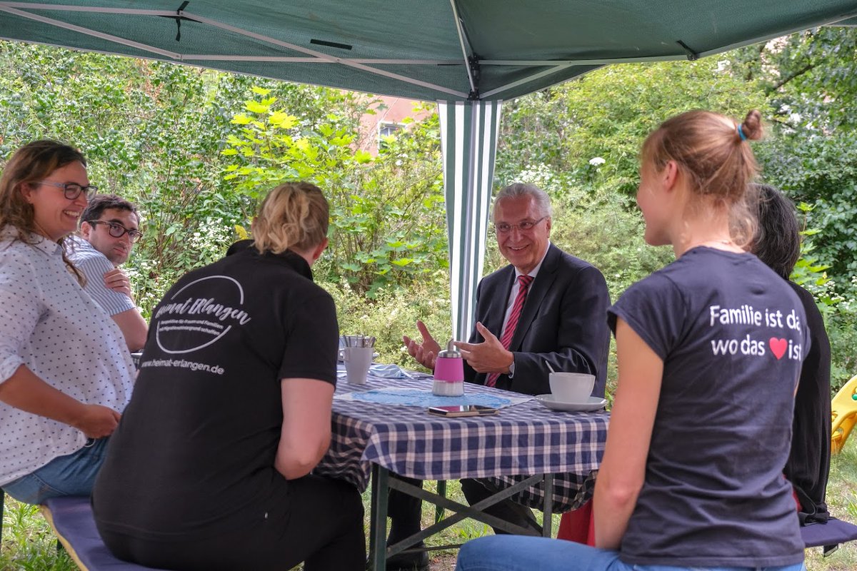 BayStMI's tweet photo. #Integrationleben: Innen- und Integrationsminister Joachim #Herrmann besucht Erlanger Integrationsprojekt "Heimat ERlangen" und betont: „Das Projekt ist ein wertvoller Beitrag für eine noch bessere Integration von Frauen mit Migrationshintergrund in die Erlanger Gesellschaft.“ ❤️ https://t.co/klN9ls6bYf