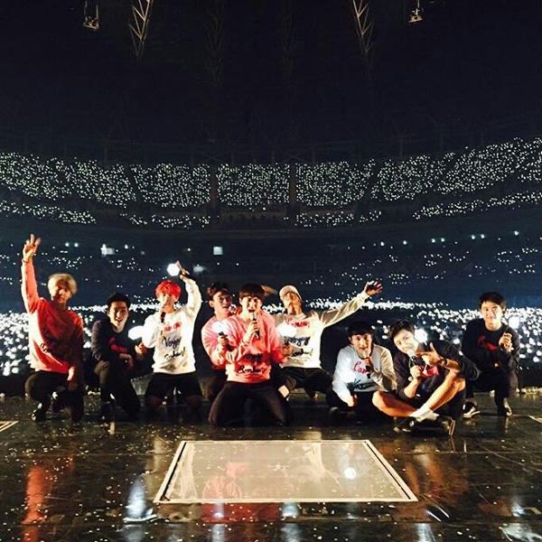 Also in 2015, EXO became the first ever group to hold a Dome concert in South Korea, they held concerts there 3 days in a row and it was all sold out as well.