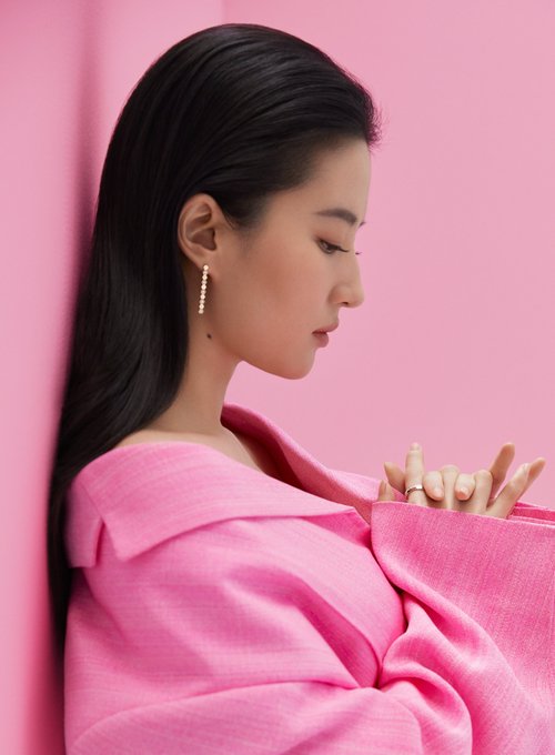 Vogue China April 2020 EdCFJCXU0AAZHCE?format=jpg&name=small