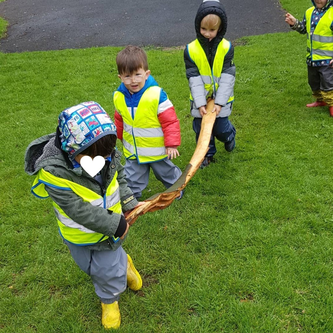 StPlaygroup's tweet photo. TEAMWORK.
one of our children saw a large branch &amp; announced he would carry it to our tree.  His friends got involved too &amp; they transported it halfway across the park 💪A brilliant seat for snack time!

#happykids #teamwork #forestschool #grossmotorskills   #agreatplacetobe https://t.co/n6xXERkEOQ