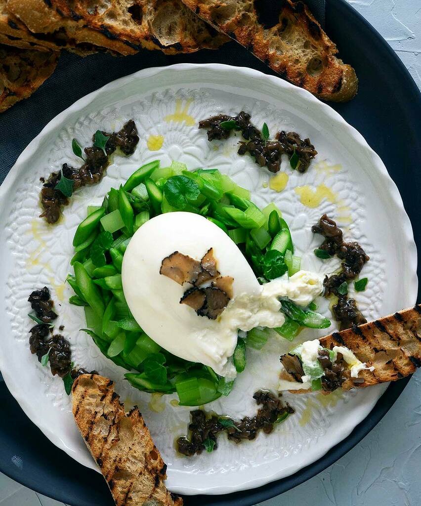 bellyrumbles's tweet image. New Recipe - Burrata, Salsa Tartufata with Asparagus &amp;amp; Celery Salad
👌🏻 The creamy #stracciatella stuffed #mozzarella teams perfectly with the #umami of the #blacktruffle sauce
❓ You may have seen me playing around with @grecianpurveyor Greek truffles… instagr.am/p/CCseymzgTX1/