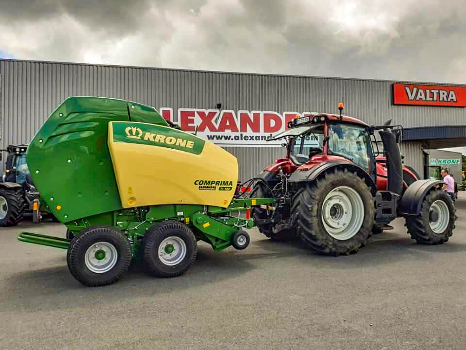 KroneFrance's tweet image. Notre concessionnaire #Alexandre (22)s est en "mode presse à balles rondes" avec la livraison de cette belle #Comprima V180 Tandem et la nouvelle #VariPack 190 XC Plus en #DémoTour sur les terres bretonnes ! 

#ThePowerOfGreen #IAmKRONE #RéseauKRONE #KRONE @ValtraGlobal