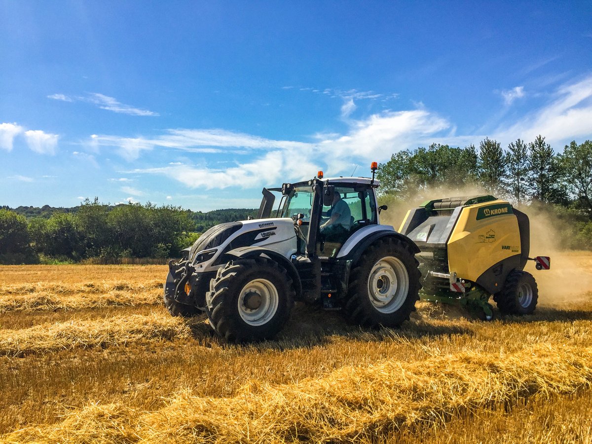 KroneFrance's tweet image. Notre concessionnaire #Alexandre (22)s est en "mode presse à balles rondes" avec la livraison de cette belle #Comprima V180 Tandem et la nouvelle #VariPack 190 XC Plus en #DémoTour sur les terres bretonnes ! 

#ThePowerOfGreen #IAmKRONE #RéseauKRONE #KRONE @ValtraGlobal