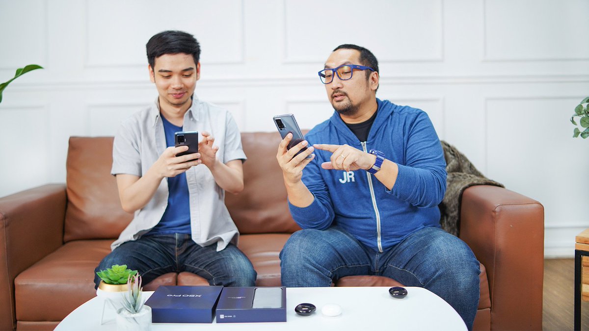 vivo_indonesia's tweet photo. Stop wondering how #vivoX50series can elevate your life. Now, unboxing the brand new smartphone with @DGadgetIn and @jgtreview. #vivoXseriesLaunch #PhotographyRedefined https://t.co/62AYp6aBTq