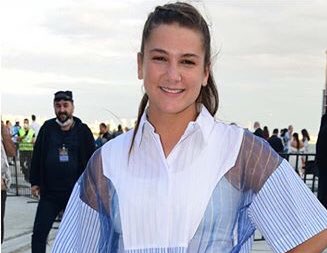 Nisa Bölükbaşı,"Ben twitter'da dört kişiyi takip ediyordum. Hiç kullanmıyordum.Kardeşim bana, "Seni kim takip etmiş? Baksana!" diye mesaj attı. Tarkan'ın takip ettiğini görünce şaşırdım. Ben onu takip ettim ama o beni takipten çıkarmış. Onu seviyorum, takipten çıkarmayacağım."