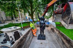 TristanCorkPost's tweet photo. Marc Quinn’s statue of Bristol #BlackLivesMatter protester Jen Reid has been removed by Bristol City Council 24hrs after it was put up.
pic by @BenBirchallUK https://t.co/EX8eHttwbS