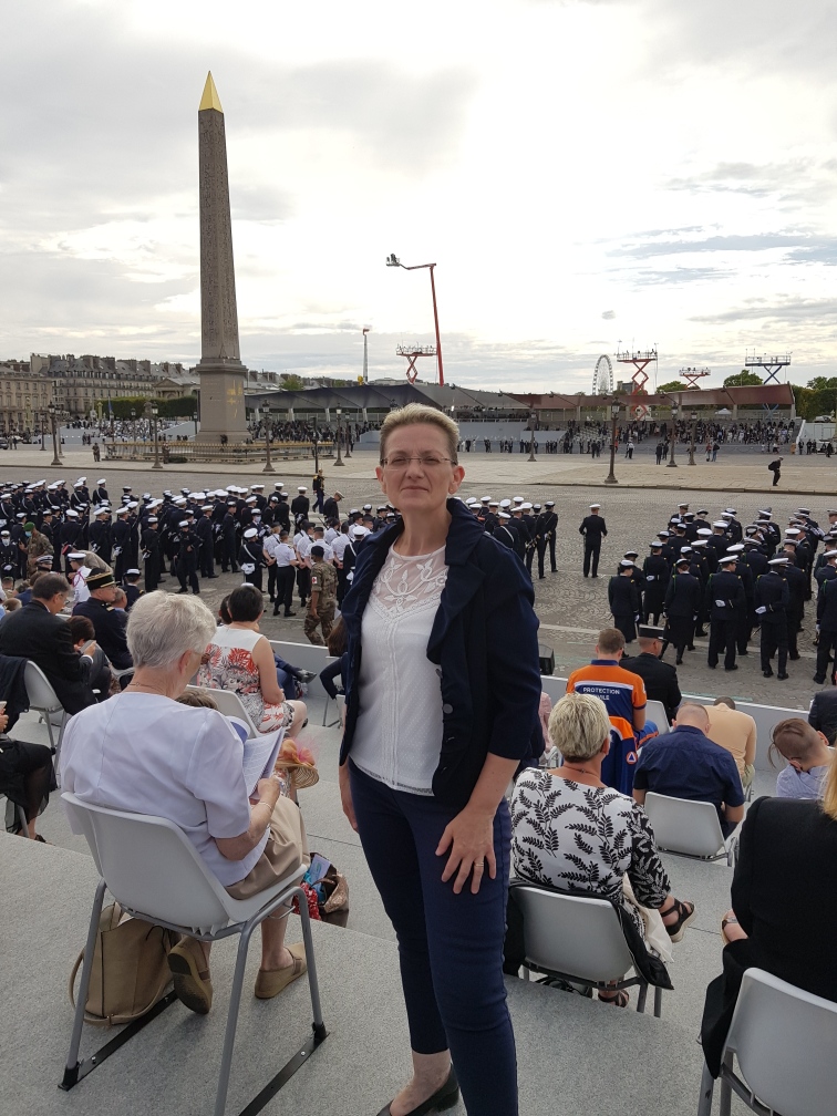 Mutualite71's tweet photo. Christelle Rancier, assistante #dentaire référente a assuré les consultations #sentinelles durant le #confinement et elle a géré les EPI pour toute la @Mutualite71 . Honorée le #14Juillet2020 . #Félicitations à tous nos combattants #COVID19 . https://t.co/W1OCCURU6V
