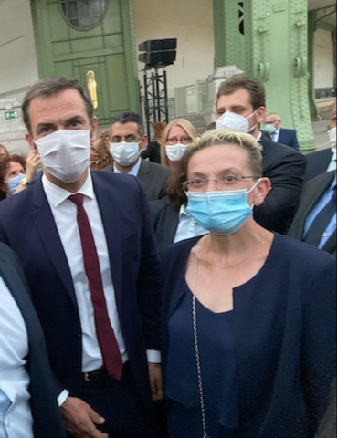 Mutualite71's tweet photo. Christelle Rancier, assistante #dentaire référente a assuré les consultations #sentinelles durant le #confinement et elle a géré les EPI pour toute la @Mutualite71 . Honorée le #14Juillet2020 . #Félicitations à tous nos combattants #COVID19 . https://t.co/W1OCCURU6V