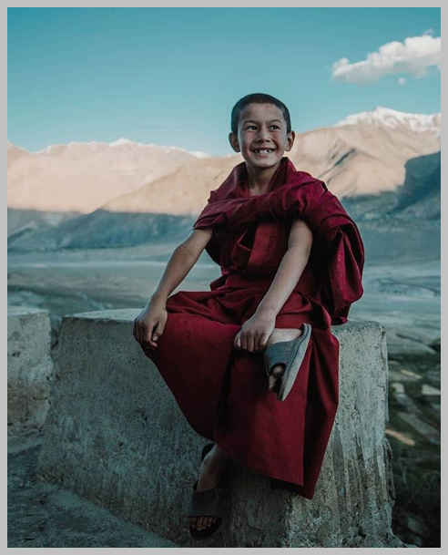 Tibetan proverb : 

"The secret to living well and longer is - eat half, walk double, laugh triple, and love without measure."⁣
#secretofhappiness ⁣

#ThursdayThoughts