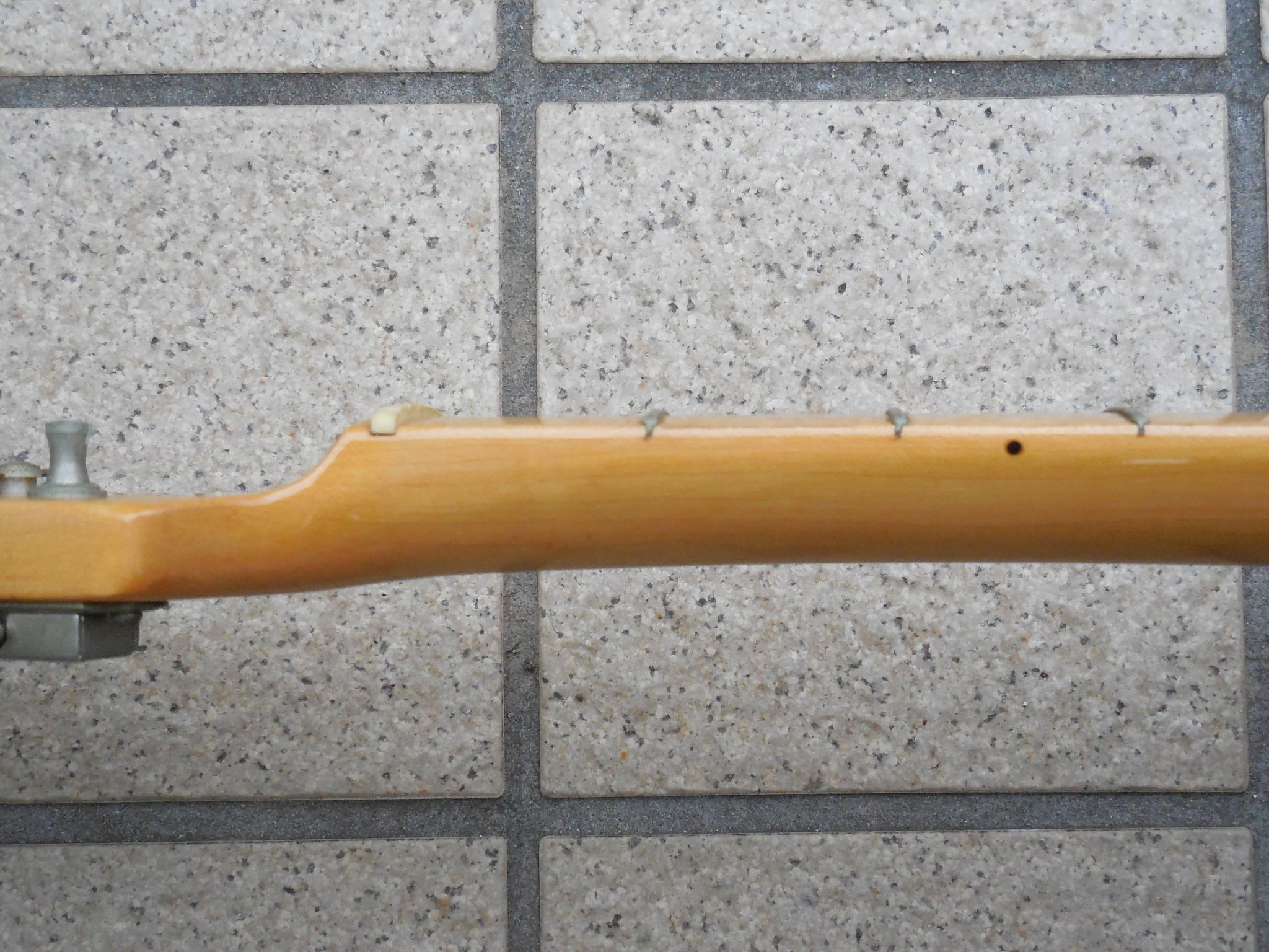 Tabby S工房 Fernandes Rst 80 いわゆる消える 消えた ロゴ 塗装の上から水貼りデカールなので 擦ると削れ落ちちゃう ネックの造形が素晴らしい 量産品でありながら恐らく手刀で削ってる 2 3フレット辺りが最も薄く なだらかにヘッドに繋がる Tabby S工房 Fernandes Rst 80 いわゆる消える 消えた ロゴ 塗装の上から水貼りデカールなので 擦ると削れ落ちちゃう ネックの造形が素晴らしい 量産品でありながら恐らく手刀で削ってる 2 3フレット辺りが最も薄く なだらかにヘッドに繋がる