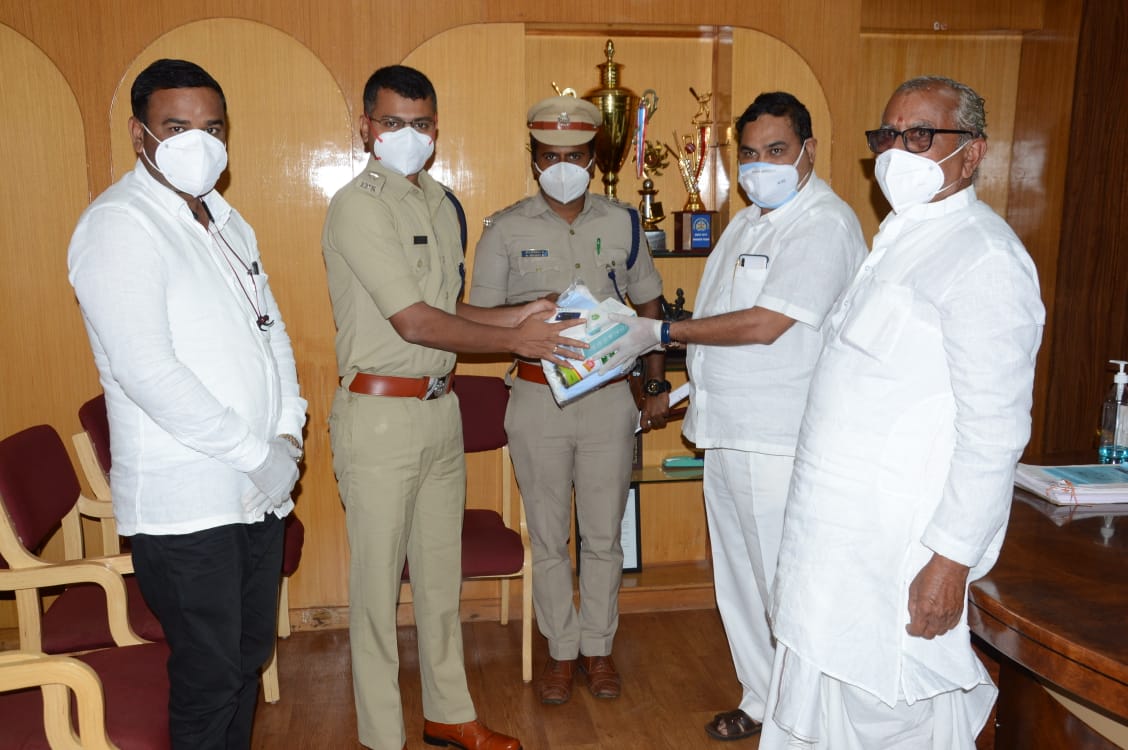 DKSidram's tweet photo. ಬೀದರ್ ನ ಜನಪ್ರಿಯ ಸಂಸದ @bhagwantkhubaರವರ ಆರೋಗ್ಯ  ಶೀಘ್ರ ಸುಧಾರಿಸಲಿ ಎಂದು ಪ್ರಾರ್ಥಿಸಿ, ಹಾಗೂ ಪೋಲಿಸ್ ಇಲಾಖೆಯವರ ಆರೋಗ್ಯ ರಕ್ಷಣೆಗಾಗಿ ಭಾಲ್ಕಿ ಉಪವಿಭಾಗದ ಭಾಲ್ಕಿ ತಾಲ್ಲೂಕು ಮತ್ತು ಔರಾದ ತಾಲೂಕಿನ ಎಲ್ಲಾ ಪೋಲಿಸ್ ಠಾಣೆಗಳಿಗೆ ಪೋಲಿಸರ ಆರೋಗ್ಯ ರಕ್ಷಿಸಲು ಮಾಸ್ಕಗಳನ್ನು ಸ್ಯಾನಿಟೈಸರಗಳನ್ನು ಥರ್ಮಲ್ ಸ್ಯ್ಕಾನರಗಳನ್ನು ಪಲ್ಸ್ https://t.co/iUXEF4BgL7