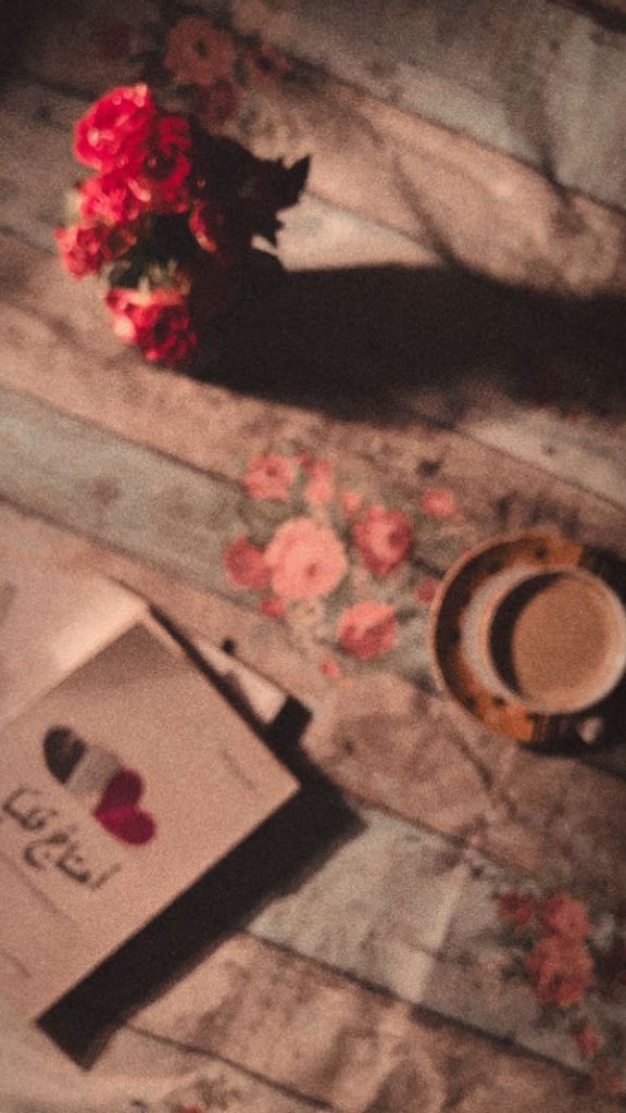 _3lzhr_'s tweet photo. "أنا في حمى الله الذي يعرف ألواني، يُشعل أجملها ويأخذ من نفسي آلامي، أنا في حمى الذي يُطفئ حسراتي بأمل المغفرة ويغسل فوضاي بماء الطمأنينة وأسلي به أفكاري، أنا في ظل المجيد، في رجاء رحمته، في اتساع مكارمه، في غوث ألطافه، بعد عرس ابتهالاتي." https://t.co/WKdkV31buT