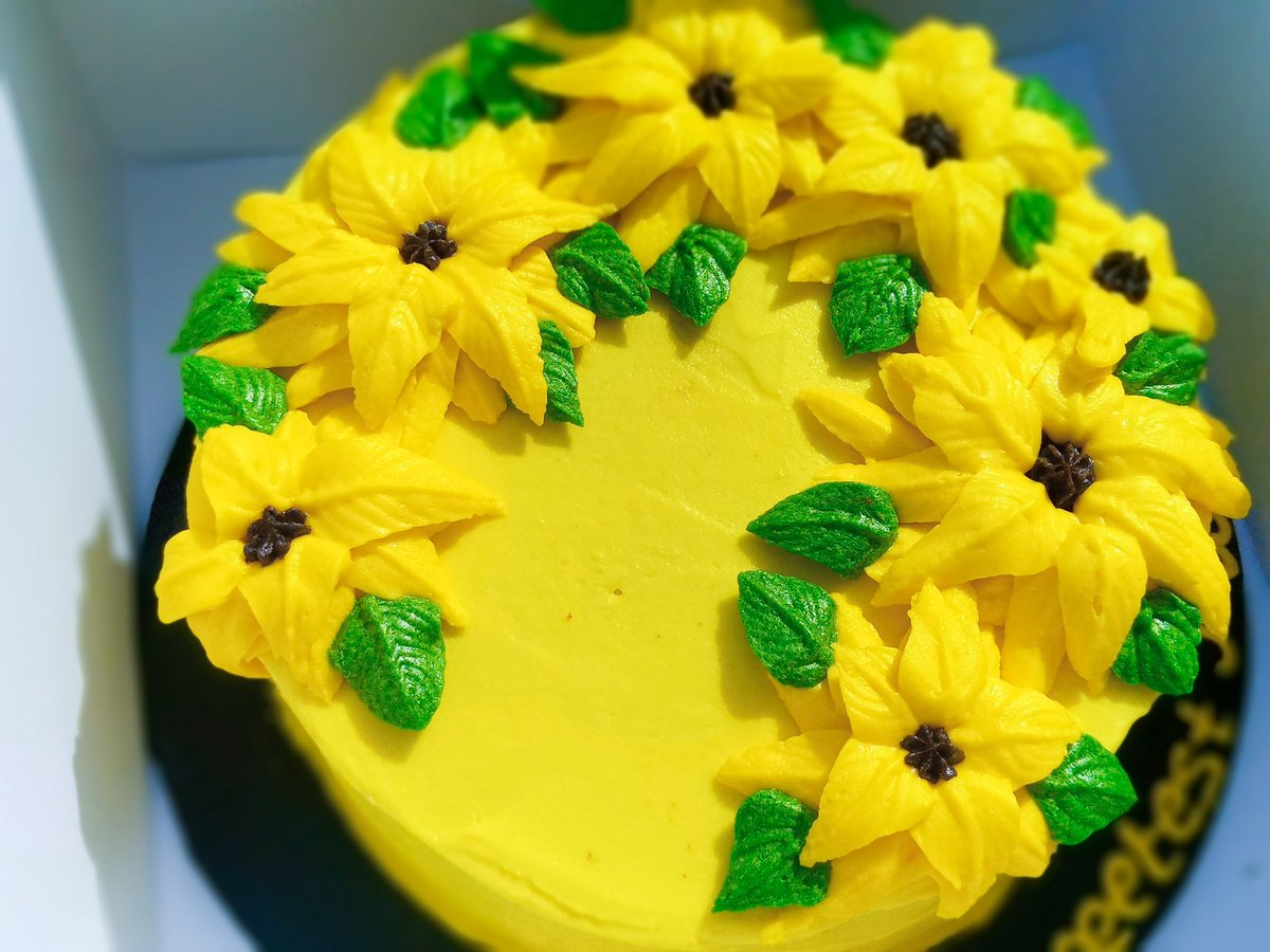 JApalawee's tweet photo. Let me be ur cake plug...beautiful sunflower cake made by Mimah's kitchen and bakes for the sweetest mum...
#kadunabaker 
#9jabaker
#bakersconnect
Just a call away to get your dream cake for that special somebody, simply slide into our DM 😁
Call us on 08142142948 https://t.co/QCoEVoZIDJ