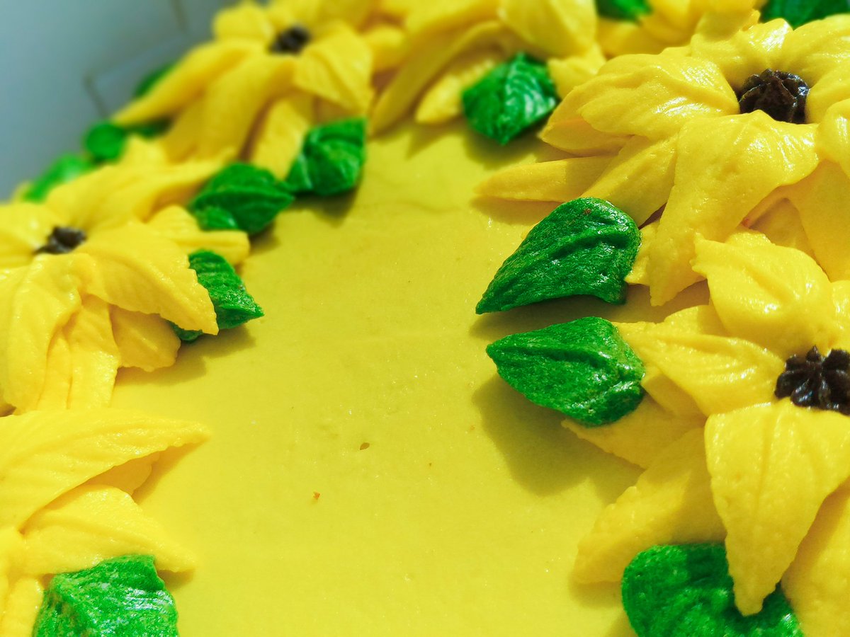 JApalawee's tweet photo. Let me be ur cake plug...beautiful sunflower cake made by Mimah's kitchen and bakes for the sweetest mum...
#kadunabaker 
#9jabaker
#bakersconnect
Just a call away to get your dream cake for that special somebody, simply slide into our DM 😁
Call us on 08142142948 https://t.co/QCoEVoZIDJ