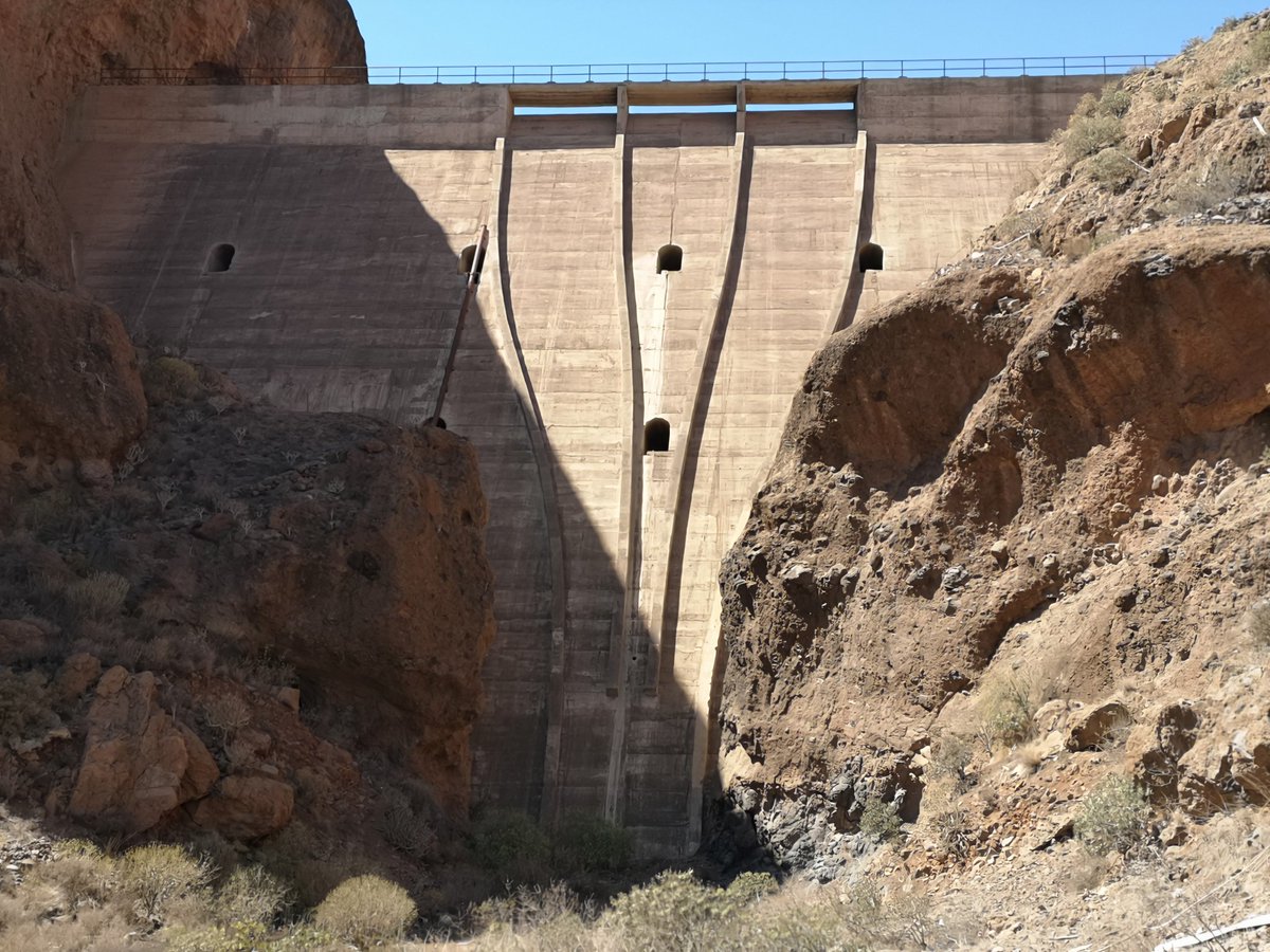 GeografoJg's tweet photo. #JuevesdePresas Presa de Cueva Blanca (Barranco Hondo) Los proyectos primitivos no se ejecutaron pq el terreno era un colador, pero al final se cerró el barranco. Siempre vacía. #spancold #spanishdams #grandespresas #PresasEspañolas #GranCanaria #cnegp la historia es importante https://t.co/p77tERL9j8
