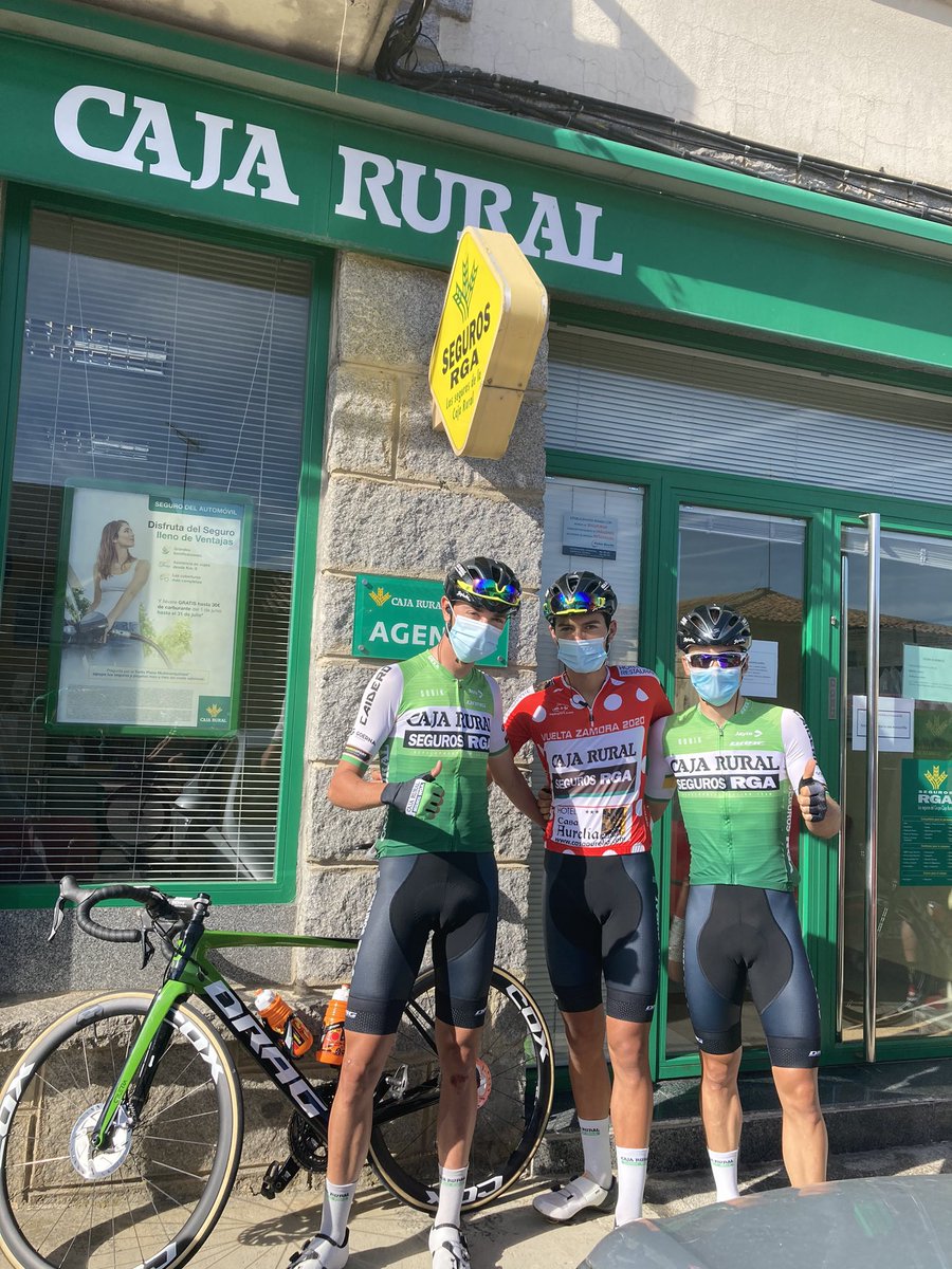 FilialCajaRural's tweet photo. #VueltaZamora Nuestros corredores quieren agradecer con esta imagen todo el apoyo a nuestros patrocinadores,sin ellos nada seria posible!Gracias 👏
#Sumatealverde 
#Mombuey
@segurosrga 
@CajaRuralNav 
@cajaruralzamora 
@alfonsoplam @albertoserranus #Garchu https://t.co/pvTT7Vaga9