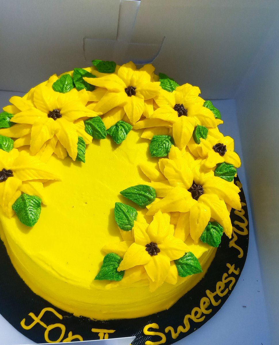 JApalawee's tweet photo. Let me be ur cake plug...beautiful sunflower cake made by Mimah's kitchen and bakes for the sweetest mum...
#kadunabaker 
#9jabaker
#bakersconnect
Just a call away to get your dream cake for that special somebody, simply slide into our DM 😁
Call us on 08142142948 https://t.co/QCoEVoZIDJ