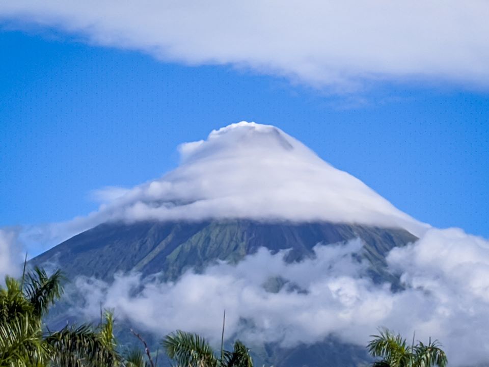 YouScoop's tweet photo. LOOK: Tila may kumot na gawa sa ulap ang Bulkang Mayon sa kuha kaninang umaga ni YouScooper Ian mula sa Legaspi City, Albay.

📸: Ian Rodrick Astor Ogama https://t.co/dCHQTXQhbL