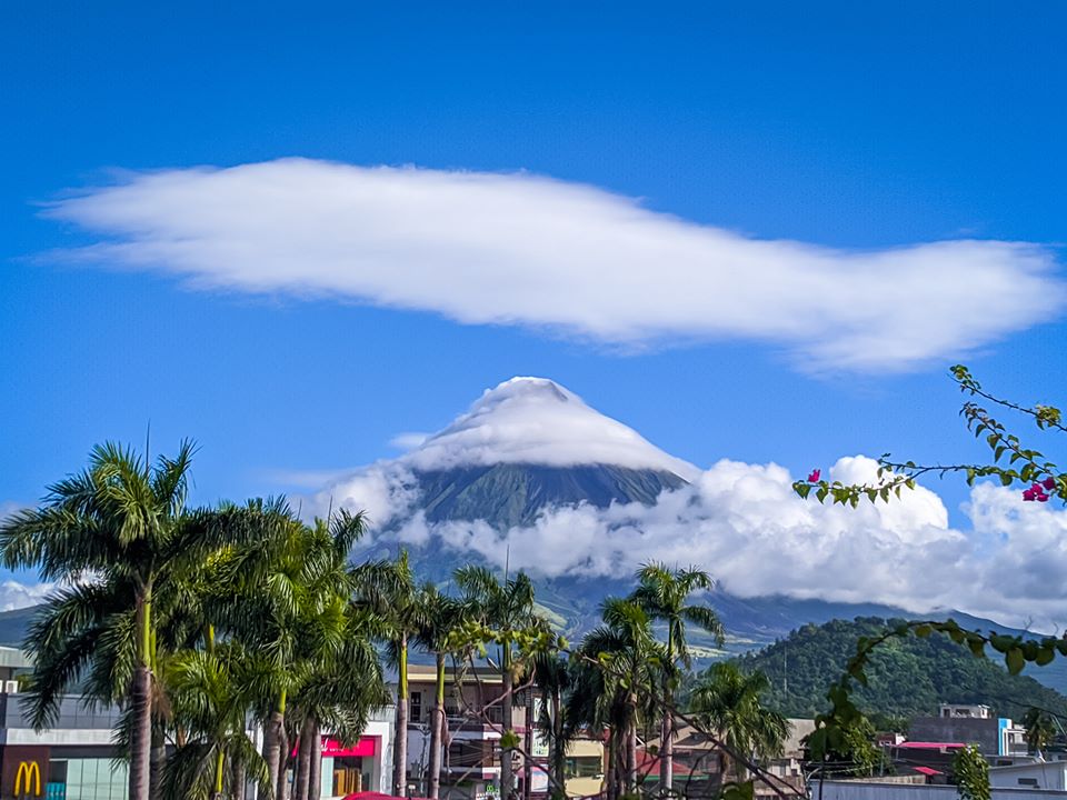 YouScoop's tweet photo. LOOK: Tila may kumot na gawa sa ulap ang Bulkang Mayon sa kuha kaninang umaga ni YouScooper Ian mula sa Legaspi City, Albay.

📸: Ian Rodrick Astor Ogama https://t.co/dCHQTXQhbL