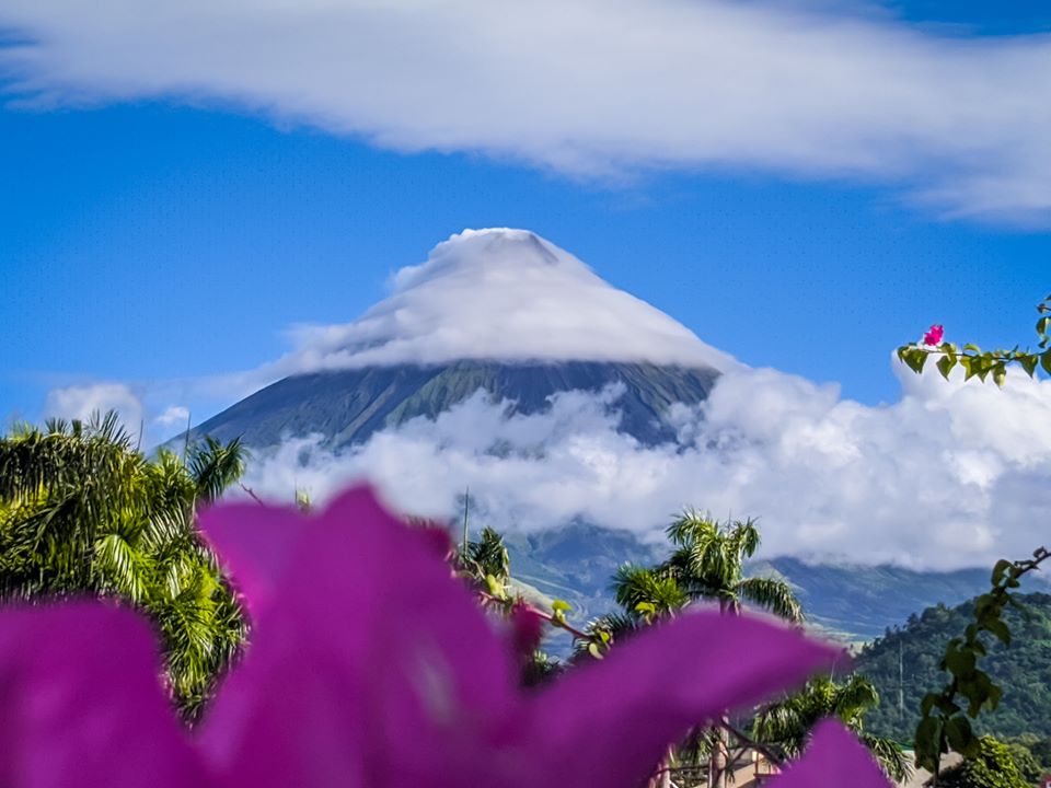 YouScoop's tweet photo. LOOK: Tila may kumot na gawa sa ulap ang Bulkang Mayon sa kuha kaninang umaga ni YouScooper Ian mula sa Legaspi City, Albay.

📸: Ian Rodrick Astor Ogama https://t.co/dCHQTXQhbL