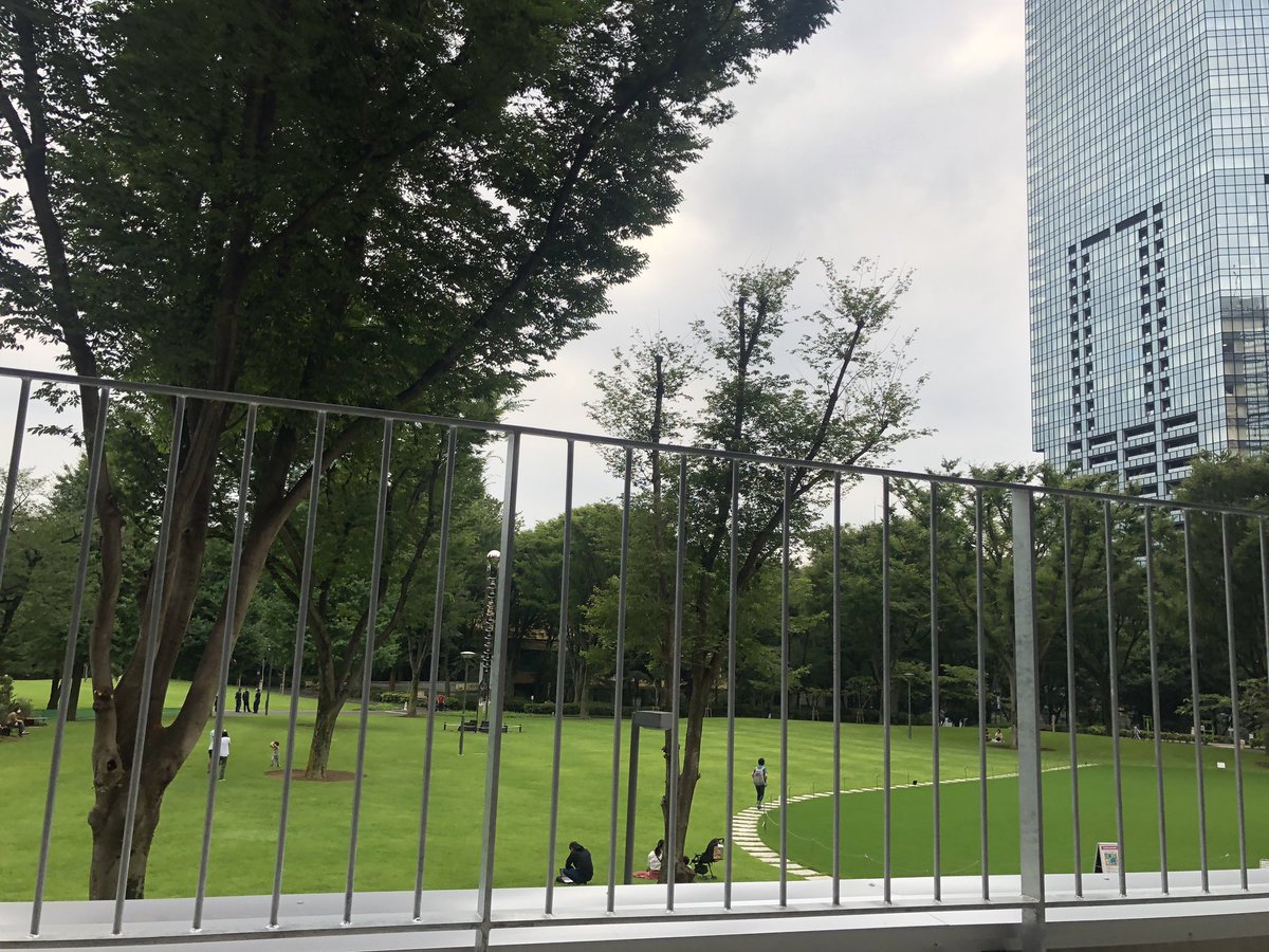 kozuenjoy's tweet photo. 今日からオープンの西新宿shukunova。
スタバがあったりおしゃれスポーツ施設があったり。どうやら綺麗な芝生も推しポイントらしい。

ロンドンだったらこの芝の上に所狭しとみんな寝転がってるんだろうなぁと、ふと感じてしまった帰国118日目の今日。 https://t.co/AQw43gao5c