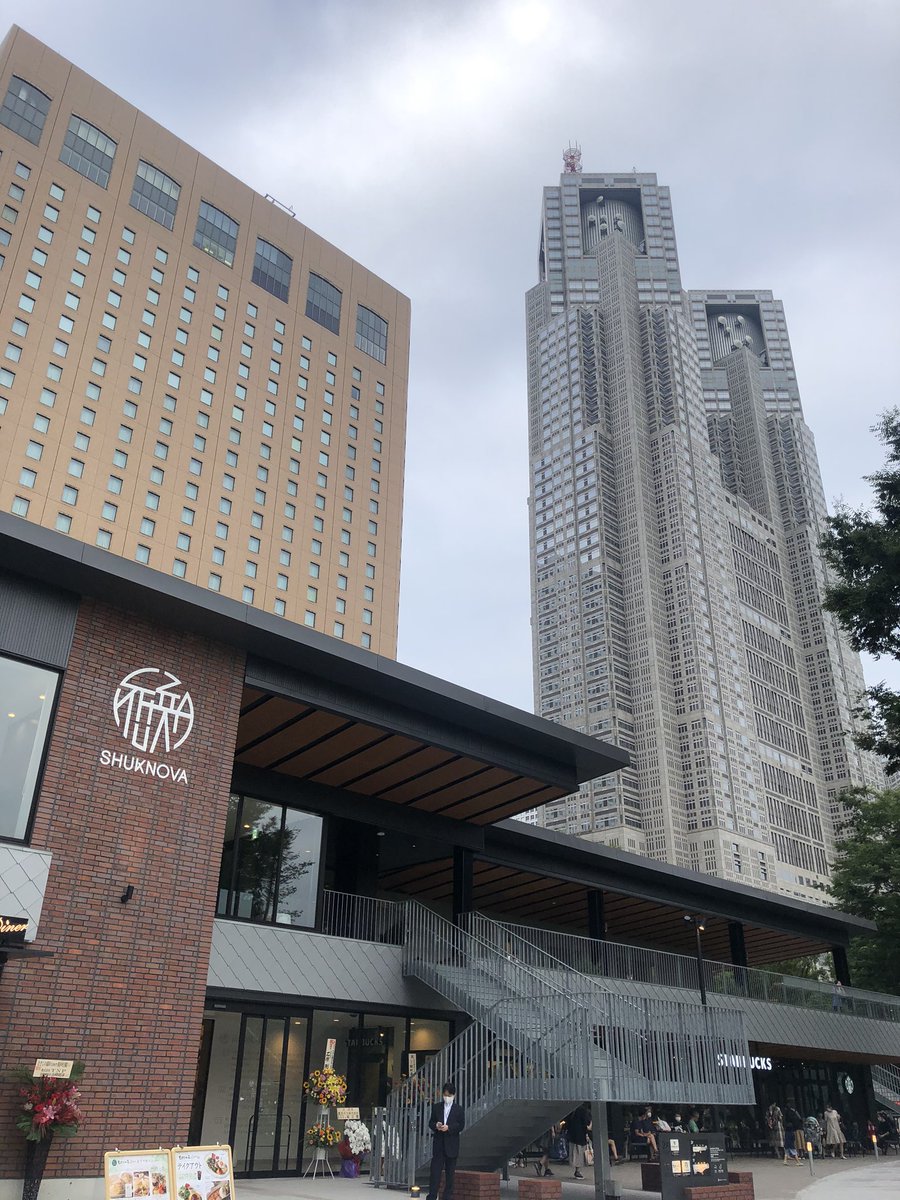 kozuenjoy's tweet photo. 今日からオープンの西新宿shukunova。
スタバがあったりおしゃれスポーツ施設があったり。どうやら綺麗な芝生も推しポイントらしい。

ロンドンだったらこの芝の上に所狭しとみんな寝転がってるんだろうなぁと、ふと感じてしまった帰国118日目の今日。 https://t.co/AQw43gao5c