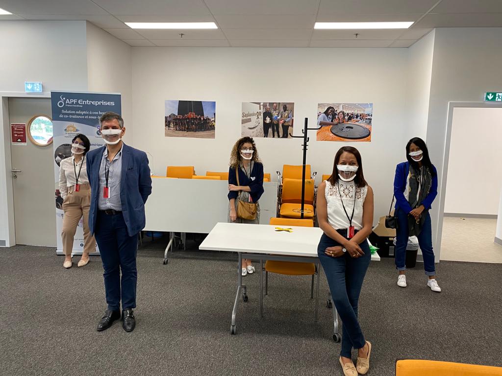 En direct de @AmazonNewsFr à Bretigny, remise des premiers exemplaires du masque inclusif, fabriqué exclusivement chez <a href="/apfentreprises/">APF Entreprises</a> 
Ce masque barrière homologué permettant la lecture labiale est anti-buée, lavable et de fabrication 100% française. #COVID19