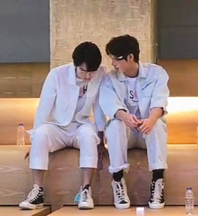 forenshjk's tweet photo. kunwari pa kayong Social Distancing, di rin nakatiis❣ #SocialDistancingWho #ไบร์ทวิน #bbrightvc #winmetawin #BrightWin https://t.co/Kv1K4HysFF