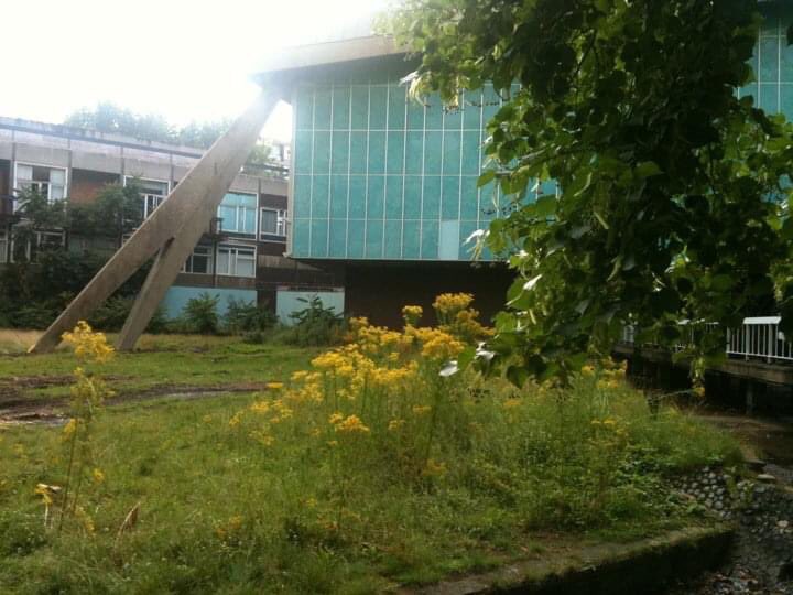 LiseColyer's tweet photo. #ThrowbackThursday @LisaKNash - 9 years ago, #BalletRambert at the then long derelict #Commonwealth building in #HollandPark - just before the #DesignMuseum construction started. Good times dear friend https://t.co/e7NoQIFPL4