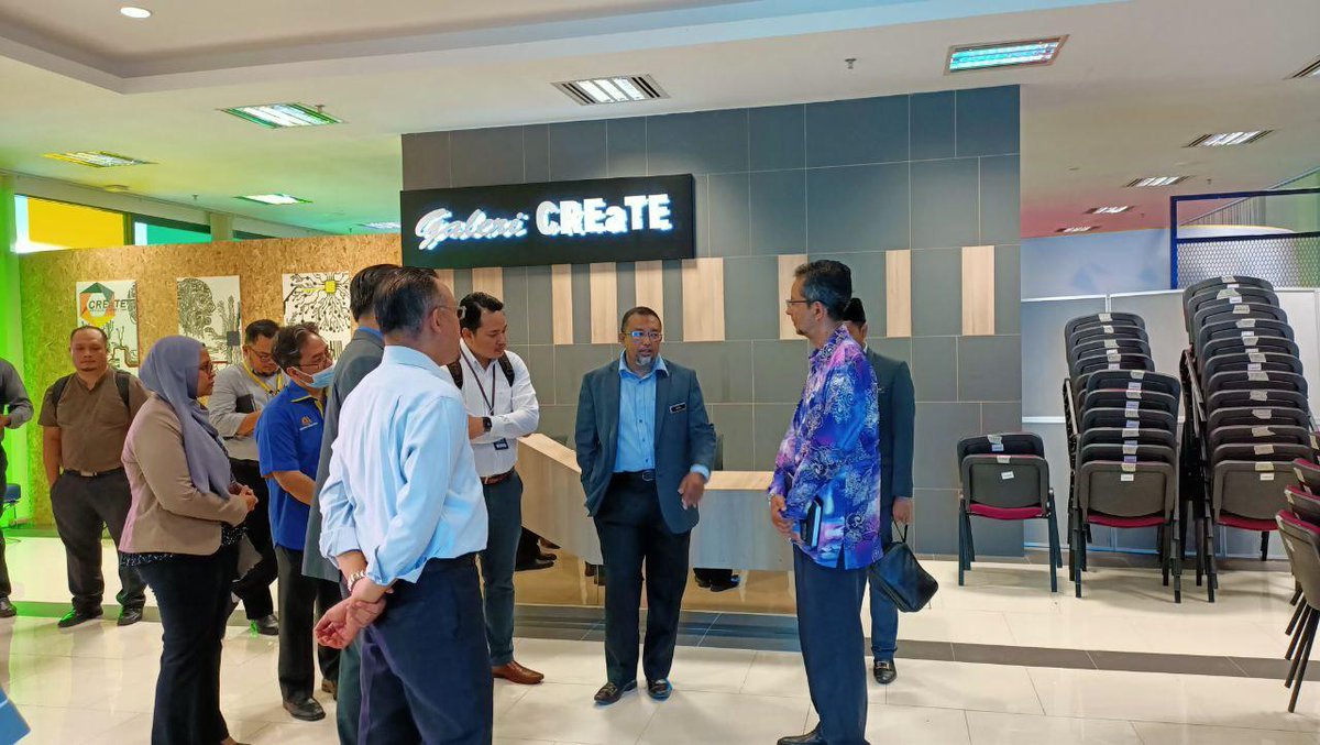 CREaTEJKR's tweet photo. Lawatan daripada Bahagian Perkhidmatan, JPA dan pihak CDPK JKR ke CREaTE sempena persediaan Majlis Penyampaian Surat Kenaikan Pangkat Kepada Pegawai Pakar Bidang Khusus (SME) JKR

@PetraJayaMP
@MOWorks
@JKRMalaysia
@Zulakmal8 
@IrZulkefly
@razgrid1
@irahmadredza https://t.co/DXl9ghcpkp