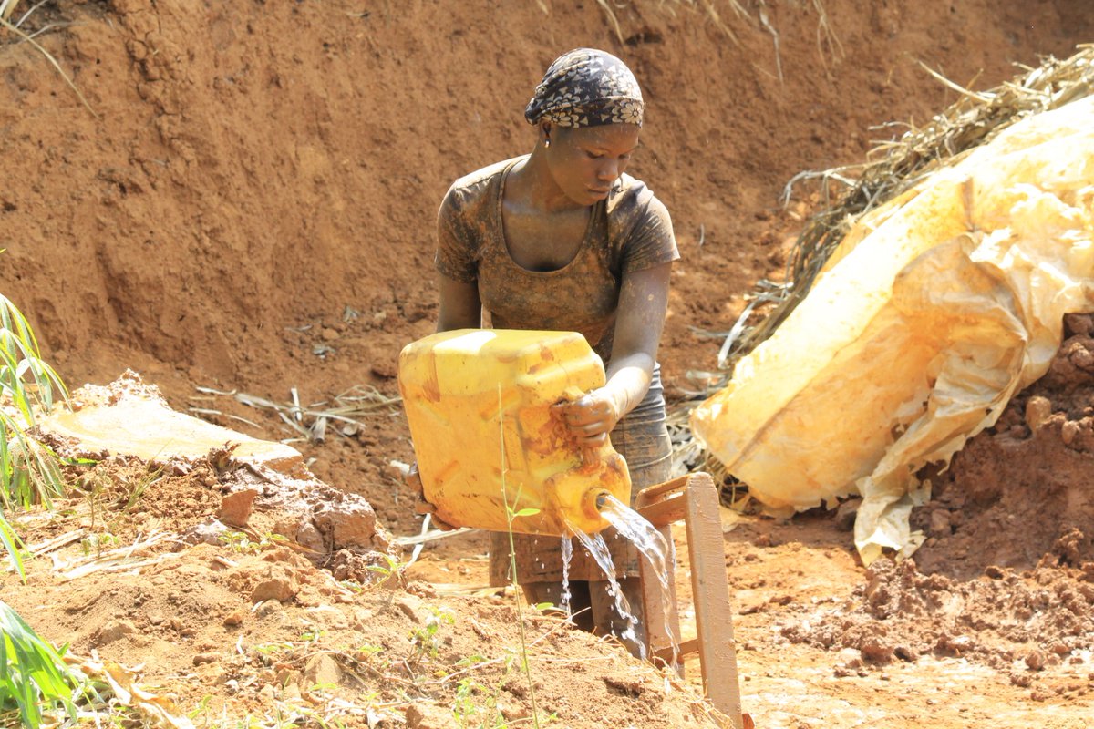 OdurFoundation's tweet photo. Meet Brenda Mercy Awori a 17 year old girl making bricks to raise her tution.
 https://t.co/Mkf0yl8WkE https://t.co/kxZx0QbMZa