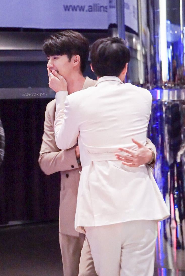 < 11 >istg, line tv awards was really something else  they were overly clingy around each other