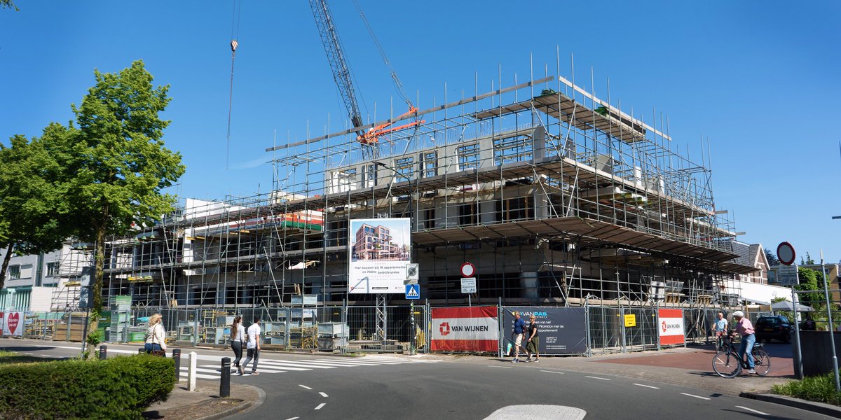 DNB_NL's tweet photo. Huizenprijs hangt meer samen met financieringsruimte koper dan met woningtekort. Extra woningbouw biedt vermoedelijk beperkt tegenwicht aan de gestegen prijsniveaus. 
Lees over samenhang huizenprijs en financieringsruimte: 
https://t.co/CfXBZbf3AA https://t.co/vCGsLTlt9R