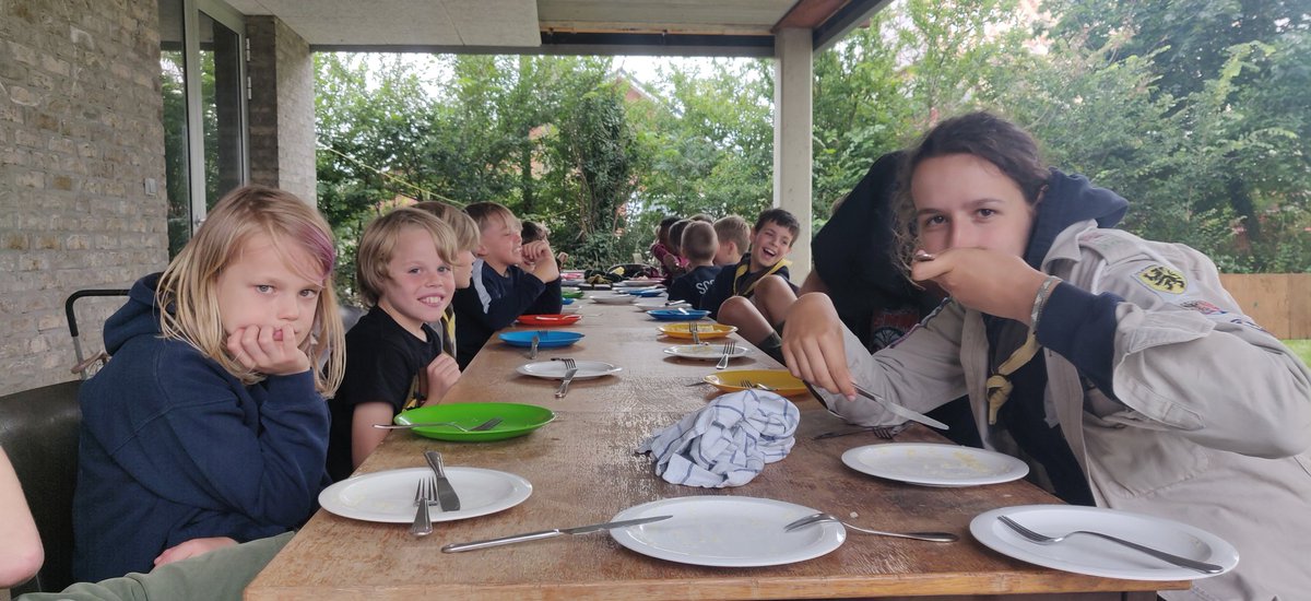 SH_Welpen's tweet photo. Het is te zien en te horen dat de welpen zijn aangekomen, na 5 minuten is den berg van Lubbeek al van ons! Veel blije gezichten van zowel de leden als leiding! Dat we ons goe aan het amuseren zijn is zeker niet te ontkennen! https://t.co/svXtjem3Q2