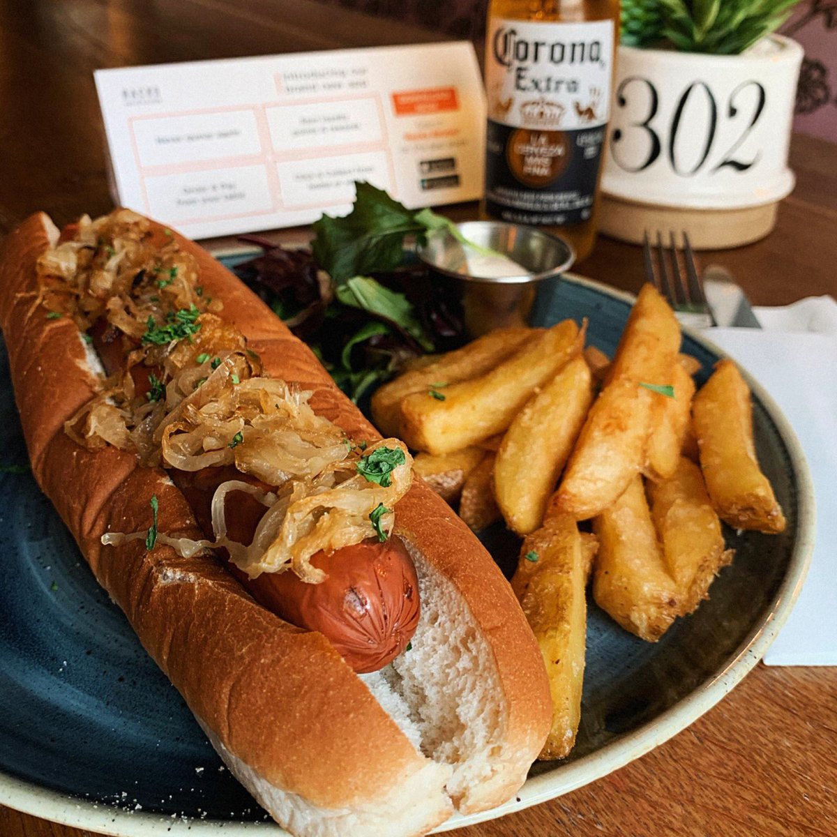 INTRODUCING: THE ‘NOT DOG’

Vegan hot dog topped with fried white onions served with hand cut chips. 

You’ve made it this far in the week, treat yourself! 🙌🏼
#vegan #bristolvegans #veganbristol #bristolfoodie #clifton