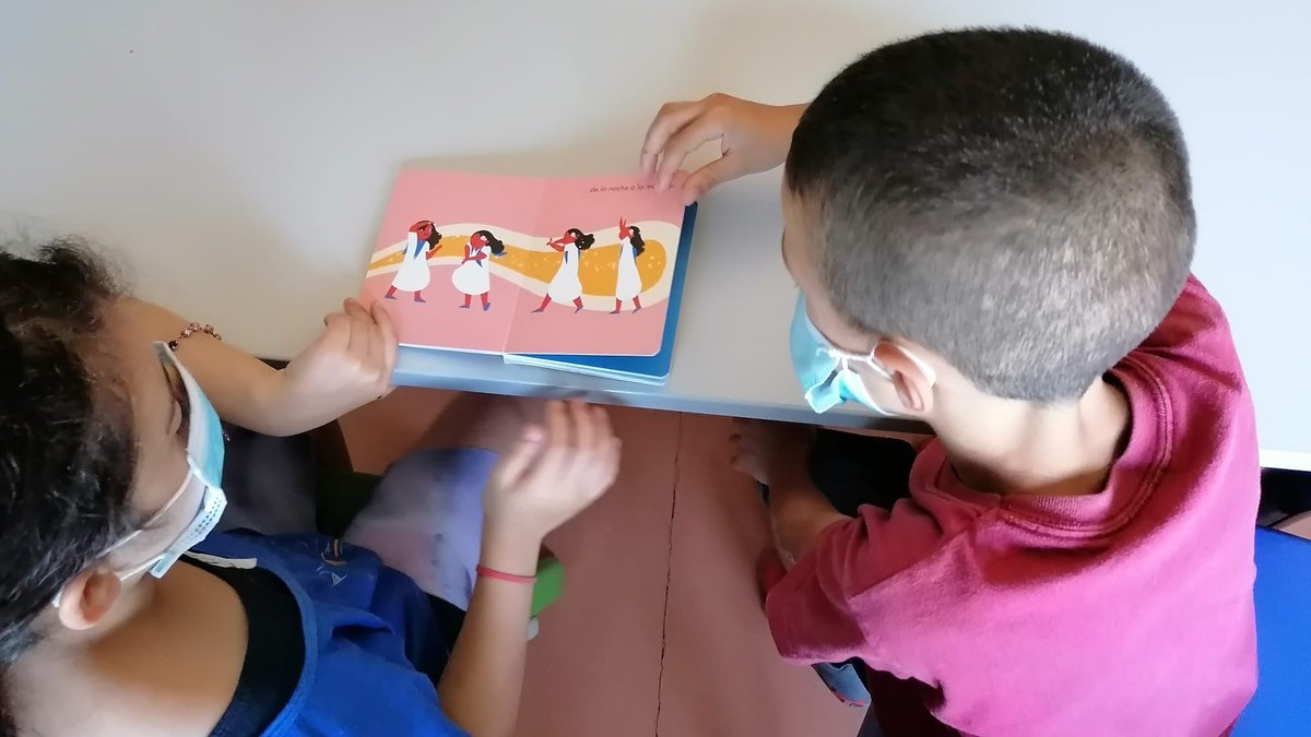AldeasEspana's tweet photo. Nuestros niños del Centro de Día asisten estos días a unos talleres de @electrosonoras un proyecto artístico/educativo que realiza su actividad en torno al sonido y la escucha. 

¡Lo están disfrutando mucho! 📖 https://t.co/Qg23DfuZCC