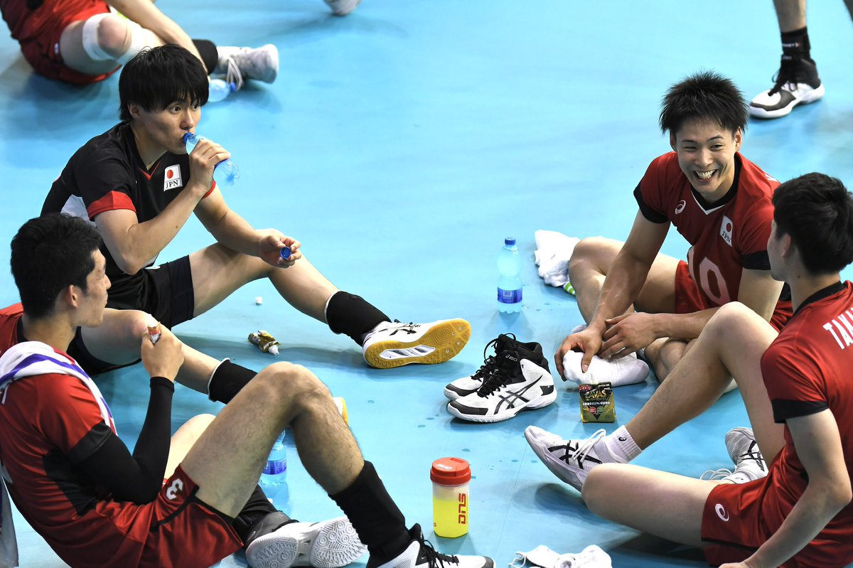 mnr_vb's tweet photo. こういうシーンもよかったな…
違う大学のキャプテン(光輝くんはこのチームではキャプテン)同士、Vでも違うチーム、それでも同級生。
そういう選手たちが一緒のコートに立つ姿を見られる選抜チームは、やっぱり特別。
#playbacknapoli2019
#Napoli2019
#ToBeUnique https://t.co/dY91SAhooQ