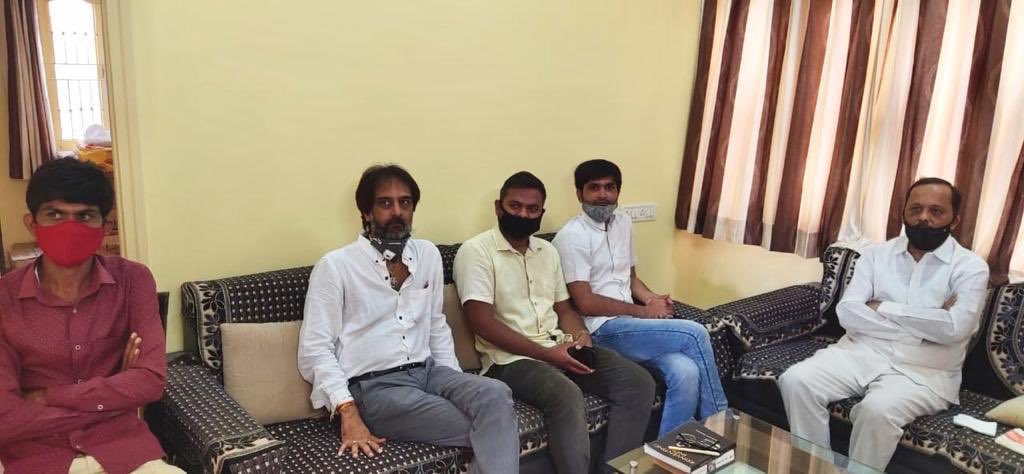 ' હું શિક્ષકની સાથે ' સૂત્રના નેજા હેઠળ કોંગ્રેસનાં મુખ્યપ્રવક્તા અને
શિક્ષણવિદ ડૉ. મનીષ દોશી શિક્ષણનાં કથળતા સ્તર થી ચિંતિત અને શિક્ષકોની 4200 વ્યાજબી ગ્રેડ પેની માંગનાં સમર્થનમાં પ્રતિક ઉપવાસ 
#SaveEducationSaveGujarat 
#4200PayGrade #Teachers