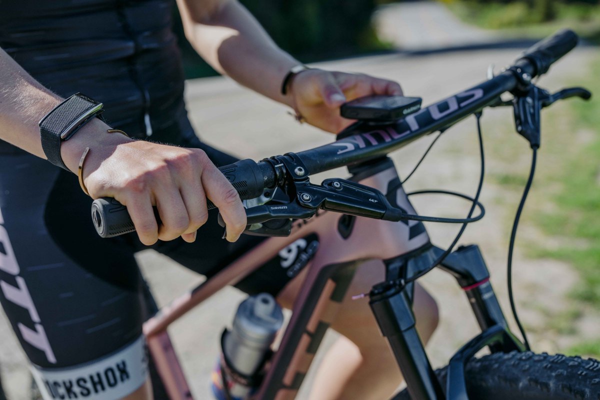 SyncrosBike's tweet photo. World Cup Champion Kate Courtney rides our integrated cockpit, the Fraser iC SL. 'It's noticeably stiffer which helps with handling and the overall feel of my front end especially on technical descents.'
Photo Susie Theis
#syncros #integratedCockpit #mtb #xc https://t.co/JGalBuLp4s