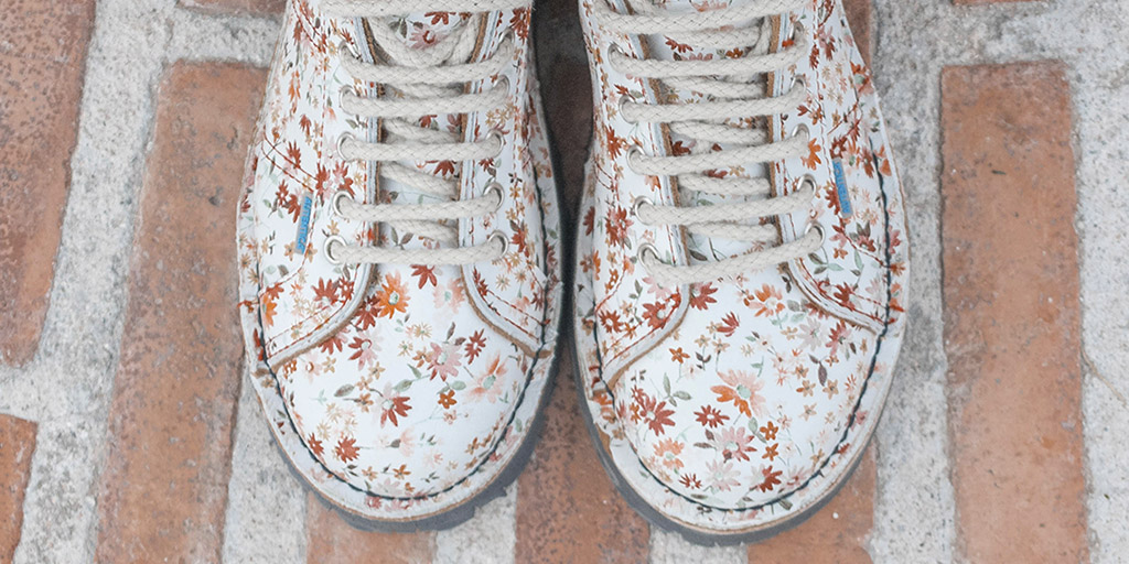 AutenticaSafari's tweet photo. Nuestros zapatos no son solo algo con lo que conjuntar nuestra ropa. Nuestros #zapatos son lo que nos mantiene cómodos a lo largo del día, nuestro único contacto con el suelo. Por eso debes elegir lo mejor siempre. ✨

#zapato #calzado #verano #zapateria #moda #hechoenespaña https://t.co/DaY2EeFBrf