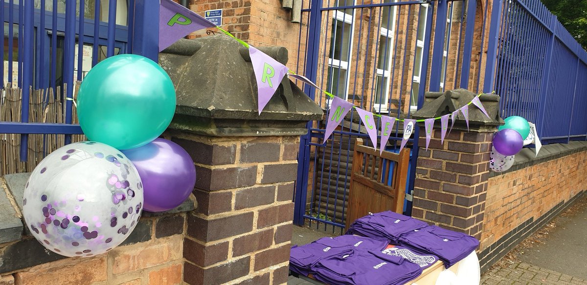missjohnson_81's tweet photo. Yr 6 leaver's gift giving @paprimary @thePA_CT. Lovely to see most of the children and say goodbye and good luck as they start their secondary school journey. Children enjoyed another chance to see their friends after class group call on Tues.😁#endofprimary https://t.co/eCQlyiyN3Z