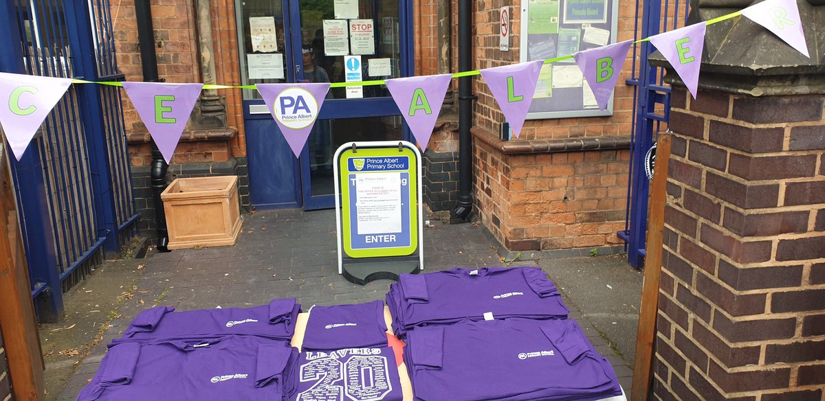 missjohnson_81's tweet photo. Yr 6 leaver's gift giving @paprimary @thePA_CT. Lovely to see most of the children and say goodbye and good luck as they start their secondary school journey. Children enjoyed another chance to see their friends after class group call on Tues.😁#endofprimary https://t.co/eCQlyiyN3Z