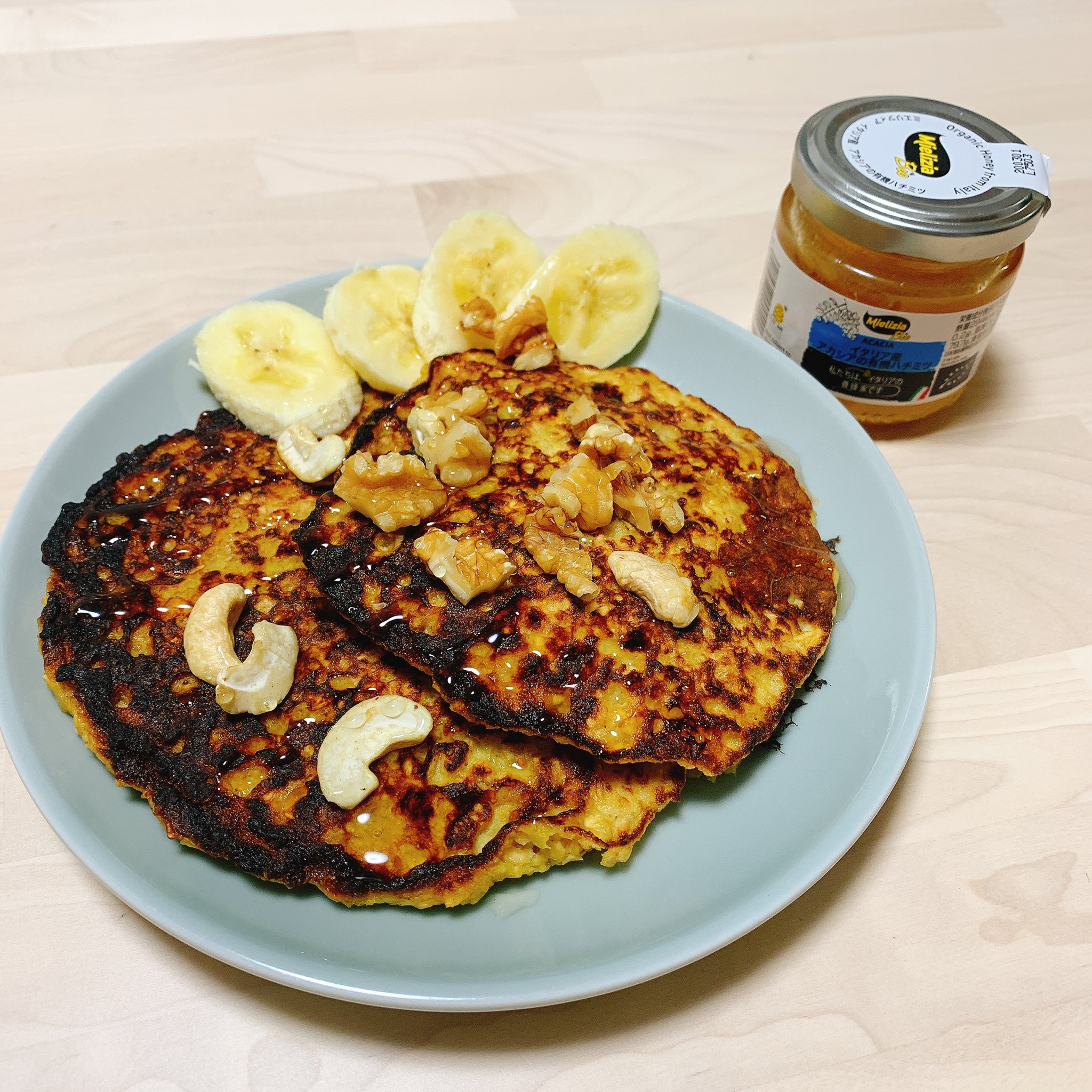 土曜日のユカ 小麦粉を使わないパンケーキです 使ったのはバナナとオートミールと卵 トッピングのカシューナッツとクルミと蜂蜜 がいい感じです グルテンフリー オートミール オーガニック バナナケーキ バナナパンケーキ 小麦粉不使用
