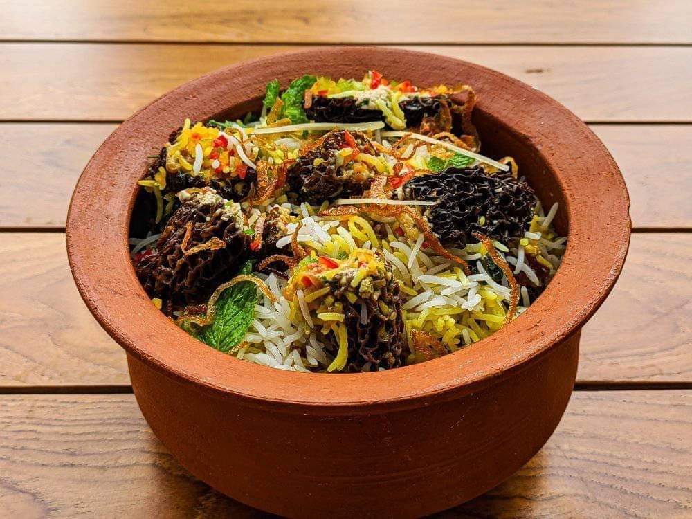 Bigcheff72's tweet photo. It Absorb the fragrance of morel ...along
Long grain basmati rice
For a healthy ♥ 
You can have morel consisting of vitamins d, potassium &amp; copper ,,in price 1kg is 
30k,,, it is so high bcoz short growing process...Gucchi pulao,,,,,,, fully flavourful with #chef_12, #myBiryani https://t.co/Fkxe9uxgVZ