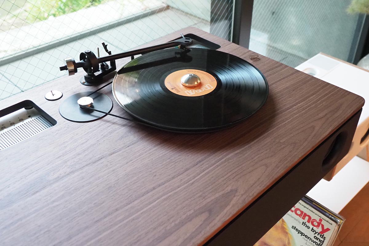kaden_watch's tweet photo. コーヒーテーブル型スピーカーやレコードプレーヤー搭載など「La Boite concept」上陸 https://t.co/80Yq9RtcGy #LaBoiteConcept https://t.co/lErN1OznKO