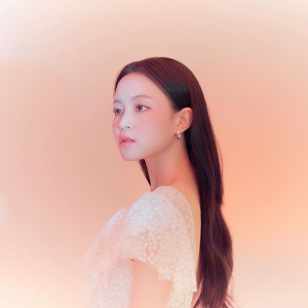 HeadlinerManila's tweet photo. LEE HI is will be having a comeback on July 23, with her single "HOLO" (홀로).. 🌹

*this baby girl have a stunning Visuals! 🥺🌷💕*
#LeeHi #이하이 #홀로 #HOLO https://t.co/IDcnXQUqpN