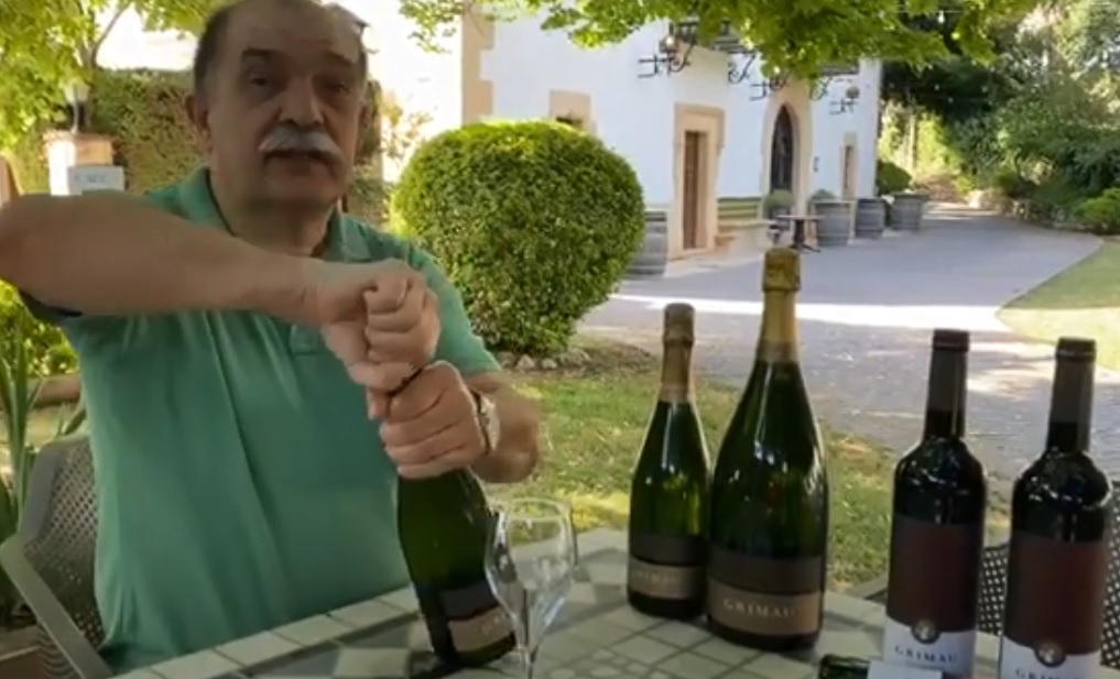 RobertdeNola's tweet photo. El celler cava Grimau ens ofereix un vi i un cava pel sopar de les cireres per emportar. Ens han gravat un tast en directe. En podreu gaudir tots els que us emporteu el sopar de les cireres a casa. Feu les vostres reserves. No perdem les tradicions!#restaurant #robertdenola https://t.co/ESKTlrxjrM