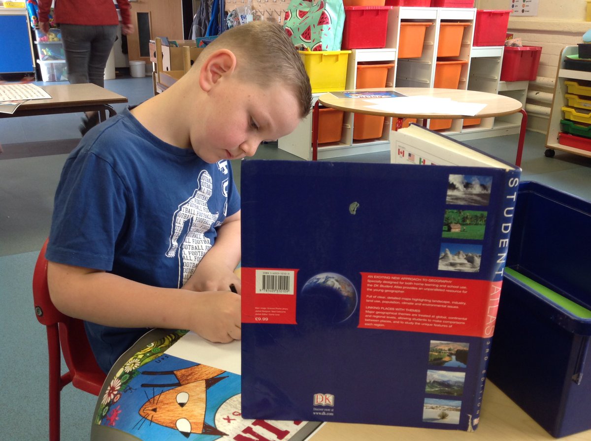 YsgolCC's tweet image. We&apos;ve been drawing pictures of Colin the cat&apos;s world journey in a box, using atlases to research the countries. #colinandthesnoozebox #leighhodgkinson #hubschool